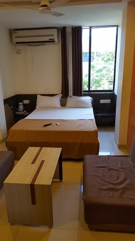 Hotel Relish Vadodara Exteriör bild