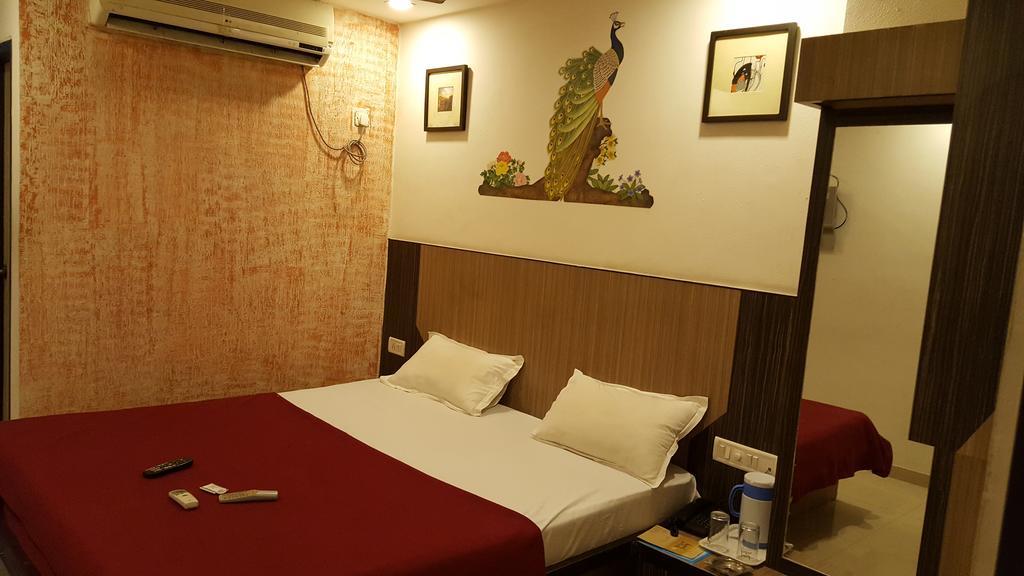 Hotel Relish Vadodara Exteriör bild